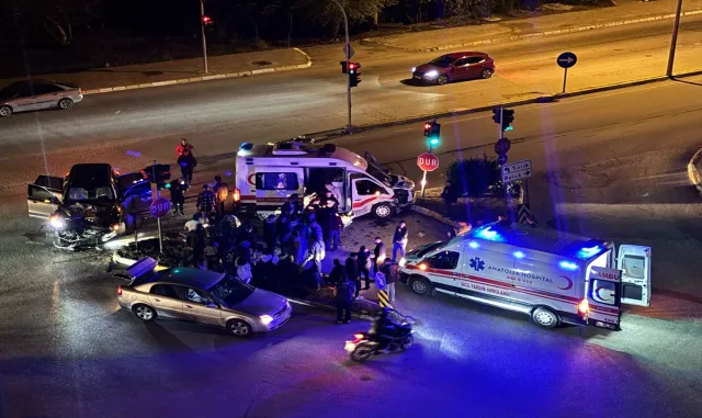 Antalya'da ambulans ile otomobil çarpıştı, 9 kişi yaralandı