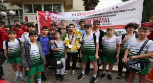 Avrupa şampiyonu milli güreşçi Kerem Kamal’a Manisa’da coşkulu karşılama