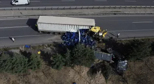 Bilecik'te 2 tırın karıştığı trafik kazasında sürücüler yaralandı