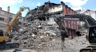 Bolu'da risk oluşturan atıl otel yıkılıyor