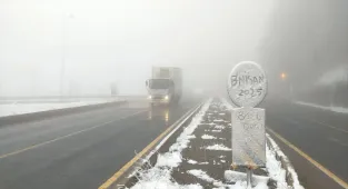 Bolu Dağı'nda kar yağışı ve sis etkili oluyor