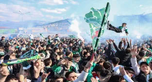 Bursaspor taraftarları şampiyonluğu kutluyor