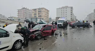 Çorum'da 3 aracın çarpıştığı kazada 4 kişi yaralandı