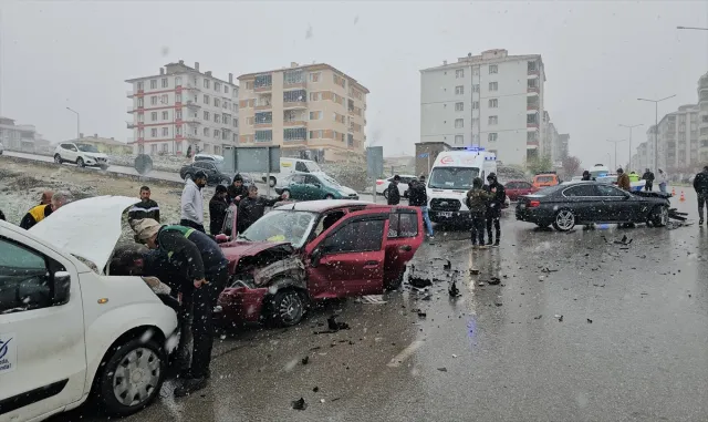 Çorum'da 3 aracın çarpıştığı kazada 4 kişi yaralandı