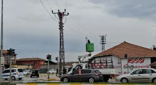 Çorum'da elektrik direğindeki patlama nedeniyle kablolar yola düştü