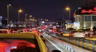 D-100 kara yolunda Yenibosna metrobüs yaya üst geçidi söküm çalışması 