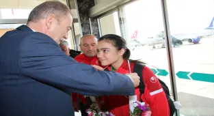 Dünya Liseler Şampiyonası'ndan madalyayla dönen sporcular Van'da çiçeklerle karşılandı