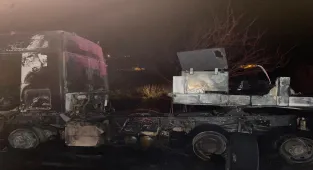 Elazığ'da seyir halindeki tırda çıkan yangın hasara neden oldu