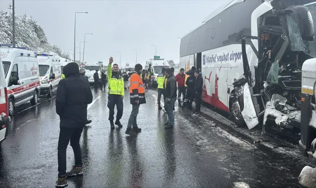 GÜNCELLEME - Anadolu Otoyolu'nun Bolu Dağı geçişinde zincirleme kaza nedeniyle kapanan yol ulaşıma açıldı