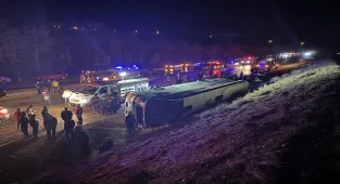 GÜNCELLEME - Çankırı'da devrilen işçi servisindeki 23 kişi yaralandı