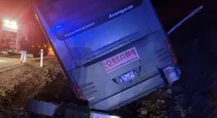 GÜNCELLEME - Çorum'da yol kenarındaki toprak bölgeye çarpan tur otobüsündeki 23 kişi yaralandı