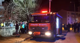 GÜNCELLEME - Erzurum'da bir apartmanın zemin katında çıkan yangında 16 kişi dumandan etkilendi