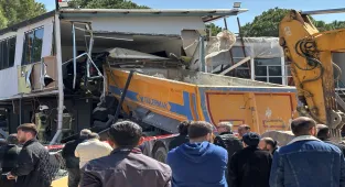 GÜNCELLEME - İzmir'de prefabrik binaya çarpan kamyonun sürücüsü öldü