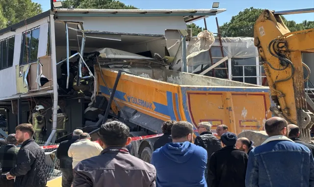 GÜNCELLEME - İzmir'de prefabrik binaya çarpan kamyonun sürücüsü öldü