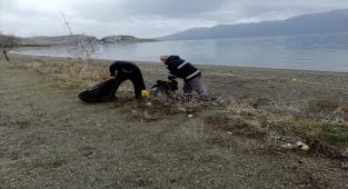 Hazar Gölü çevresinden 7 ton çöp toplandı