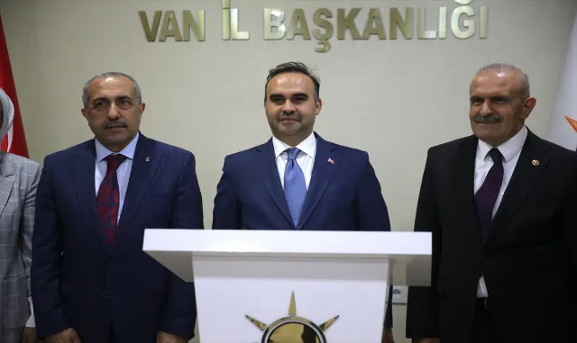Sanayi ve Teknoloji Bakanı Kacır, AK Parti Van İl Başkanlığı'nı ziyaret etti: