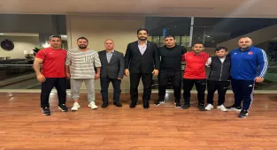 Türkiye Güreş Federasyonu Başkanı Taha Akgül, genç güreşçilerin kampını ziyaret etti