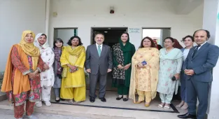 Türkiye'nin İslamabad Büyükelçisi Neziroğlu, TİKA'nın kurduğu laboratuvarı ziyaret etti