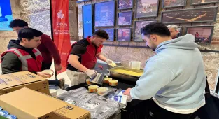 Vakıflar Genel Müdürlüğünden deprem endişesiyle geceyi dışarıda geçiren vatandaşlara çorba ikramı