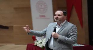 Yeşilay Genel Başkanı Dinç, İzmir'de öyküsel terapi yöntemini anlattı