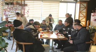 Yunak'ta kavga ihbarına giden polislere sürpriz kutlama