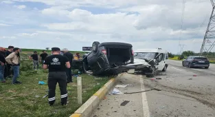 Afyonkarahisar'da kamyonet ile hafif ticari aracın çarpıştığı kazada 9 kişi yaralandı 