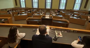 Almanya'da eğitim gören göçmen kökenli çocuklar meclis sıralarına oturdu