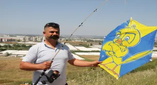 Antalya'da bir kişi şenlikte olta ile uçurtma uçurdu