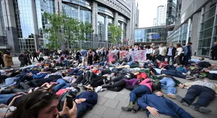 AP önünde yere uzanan aktivistler, İsrail'in Gazze'deki soykırımını protesto etti