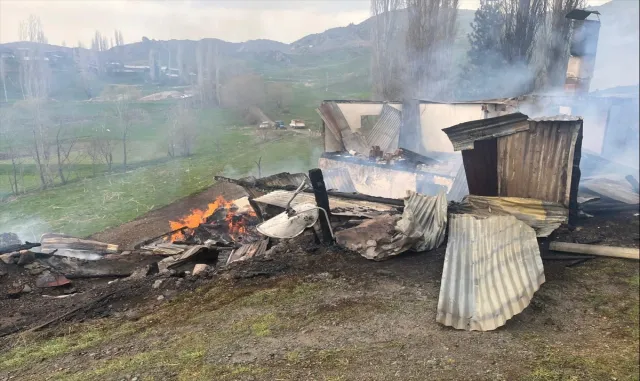 Artvin'de bir evde başlayan ve 2 ahıra sıçrayan yangın söndürüldü
