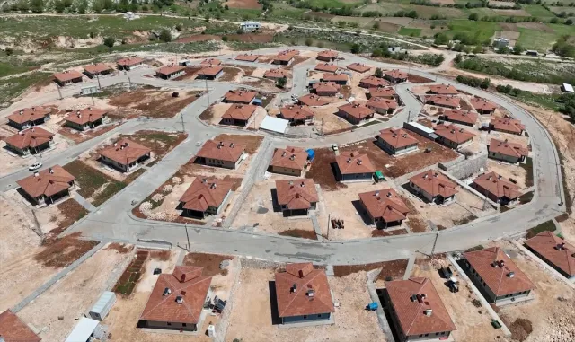 Bakan Kurum, depremin ardından yeniden inşa edilen Adıyaman'ın Zey köyünün görüntülerini paylaştı