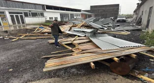 Bingöl'de şiddetli rüzgar binaların çatısını uçurdu