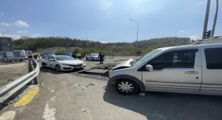 Bolu'da hafif ticari araç ile otomobilin çarpıştığı kazada 9 kişi yaralandı