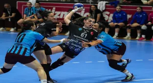 Bursa Büyükşehir Belediyespor Kadın Hentbol Takımı, Türkiye Kupası'nı düzenlenen törenle aldı