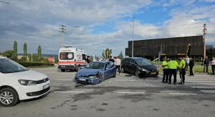 Çorum'da iki otomobilin çarpıştığı kazada 3 kişi yaralandı
