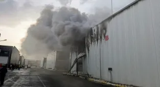 Diyarbakır'da bir depoda çıkan yangına müdahale ediliyor