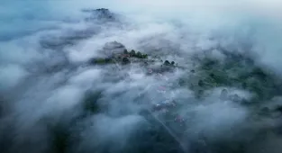 Düzce'de köylerin üzerini kaplayan sis denizi havadan görüntülendi