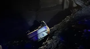 Erzurum'da dereye yuvarlanan araçtaki 3 kişi yaralandı