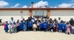 Eskil Kaymakamı Yurddaş, üniversite öğrencileriyle köy okuluna ziyarette bulundu 