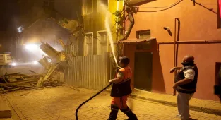 Fatih'te çöken iki katlı metruk binada arama çalışmaları tamamlandı