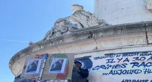 Fransa'da camide namaz kıldığı sırada bıçaklanarak öldürülen genç Paris'te anıldı