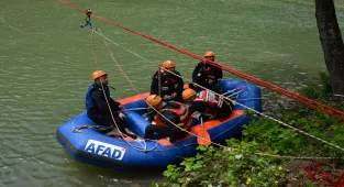 GÜNCELLEME 3 - Trabzon'da 6 gün önce dereye düşen çocuğun cansız bedenine ulaşıldı