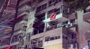 GÜNCELLEME - İzmir'de apartman dairesinde meydana gelen patlamada 4 kişi yaralandı