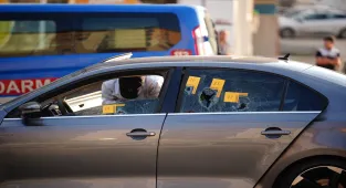 GÜNCELLEME - İzmir'de seyir halindeki otomobile silahlı saldırıda 3 kişi öldü, 3 kişi yaralandı