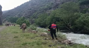 Hakkari'de derede kaybolan genci arama çalışmaları sürüyor
