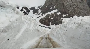 Hakkari'de ekipler karla kaplı üs bölgesi yolunu açmaya çalışıyor