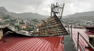 Hakkari'de şiddetli rüzgar nedeniyle bir binanın çatısı zarar gördü 