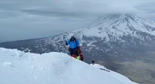 Iğdır'da dağcılar 19 Mayıs'ı Küçük Ağrı Dağı'nın zirvesinde kutladı