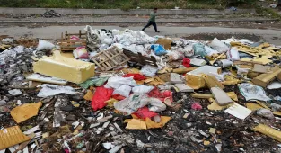 İzmir'de mahalledeki boş arazide oluşan atık yığınına esnaftan tepki