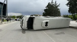 Karaman'da kamyonetle çarpışıp devrilen okul servis aracındaki 7 kişi yaralandı